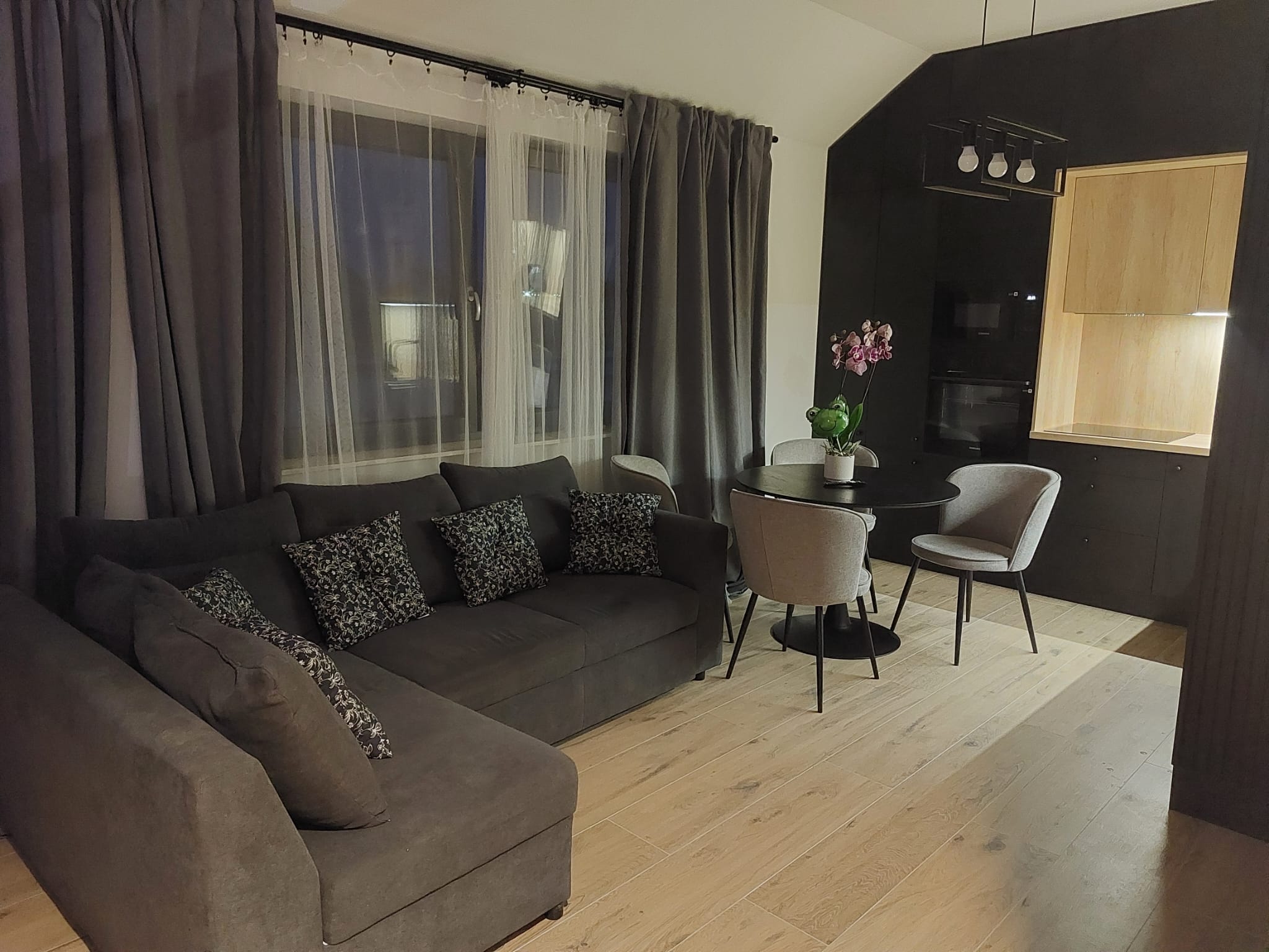 Salon z eleganckimi zasłonami – Taras & Widok