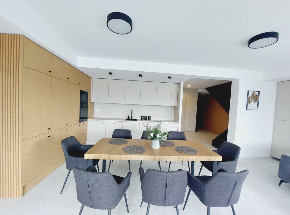 Łazienka z prysznicem w apartamencie z ogródkiem – Kraków