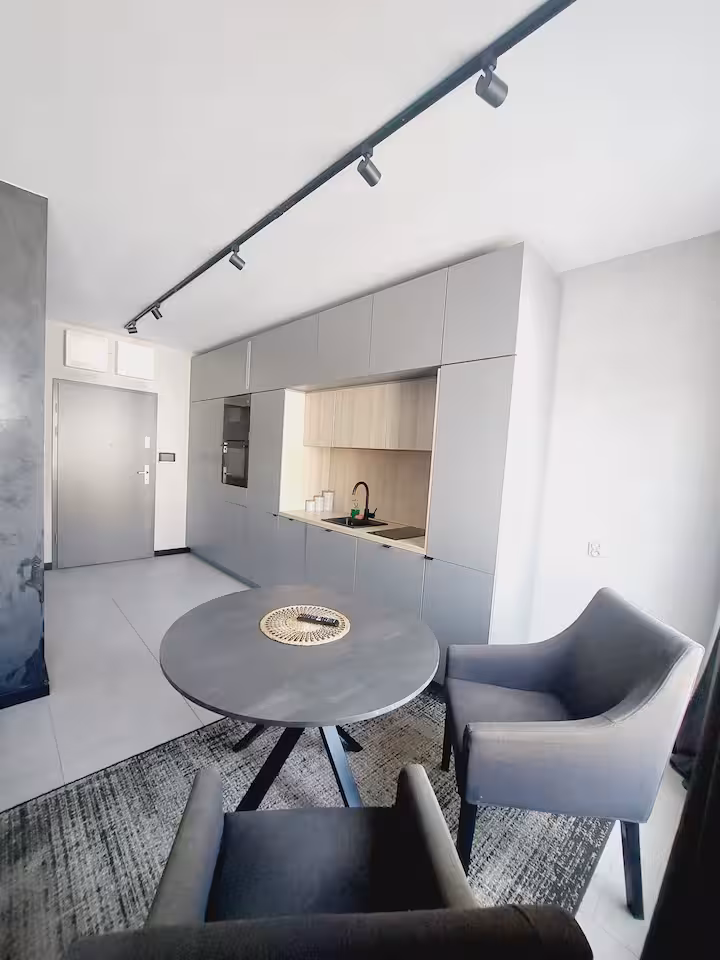 Nowoczesna jadalnia z widokiem na aneks kuchenny – Studio Kazimierz Kraków