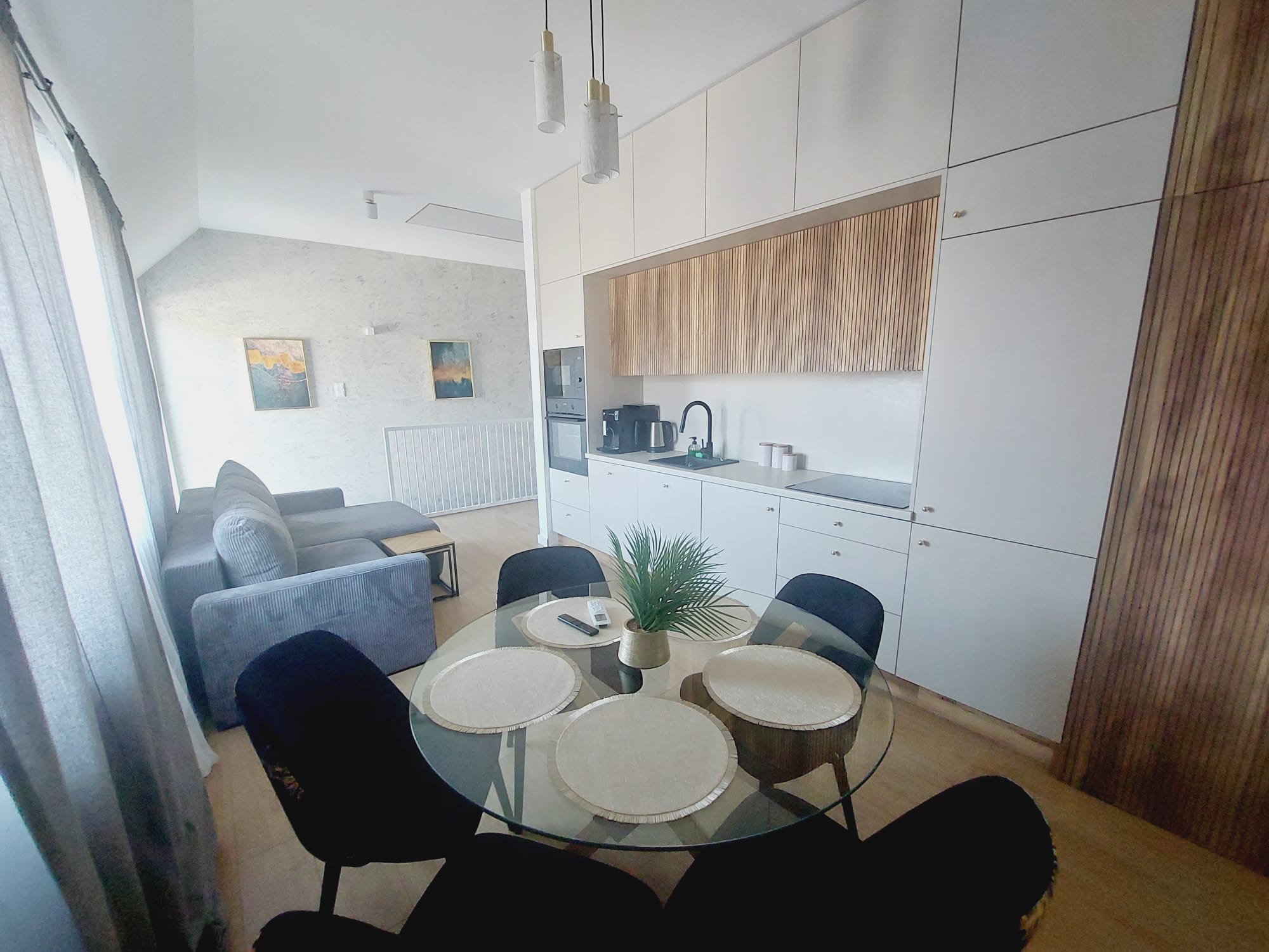 Jadalnia i kuchnia w apartamencie Taras & Widok, Kraków
