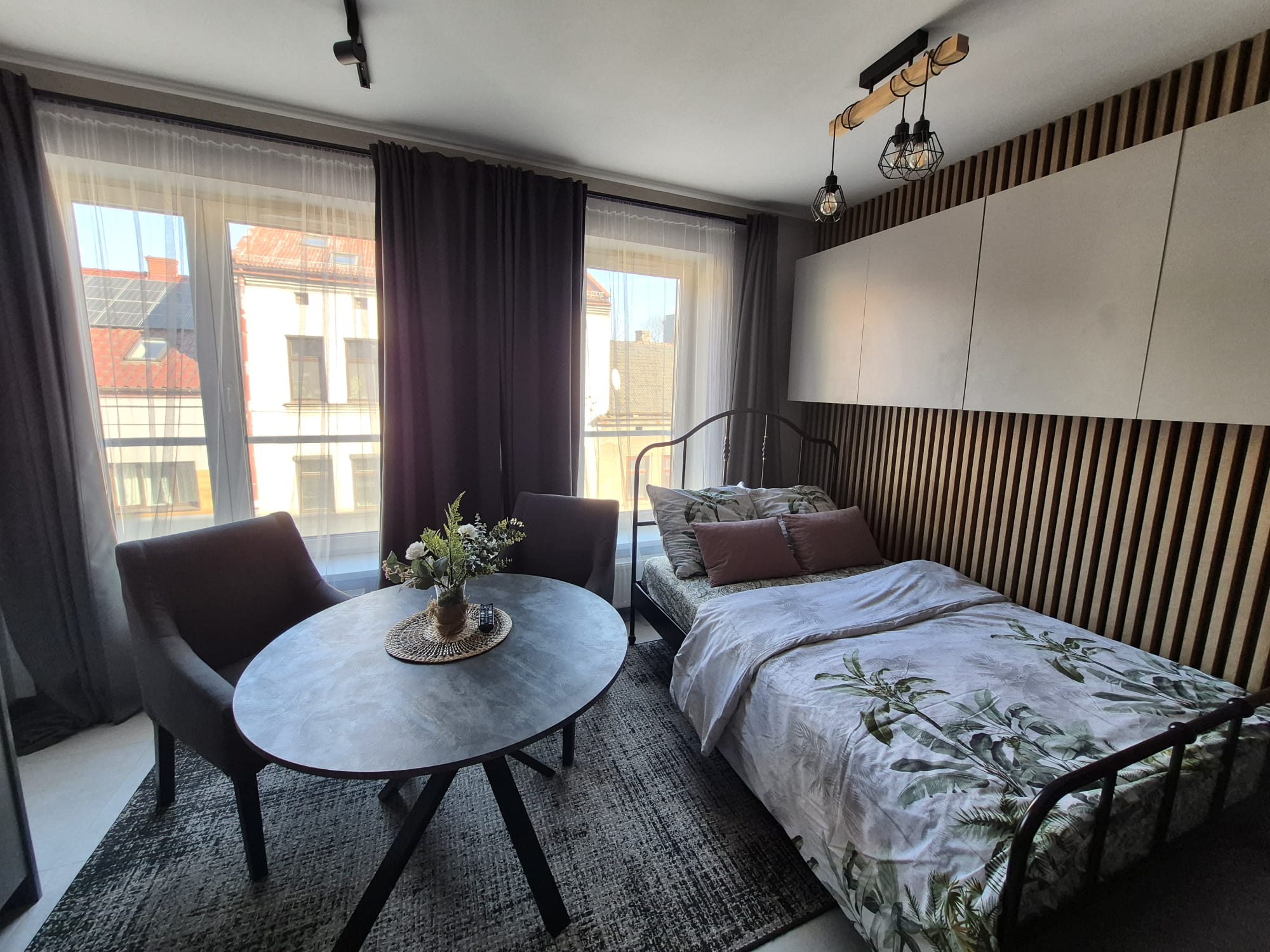 Sypialnia z podwójnym łóżkiem i balkonem – apartament Studio Kazimierz Kraków